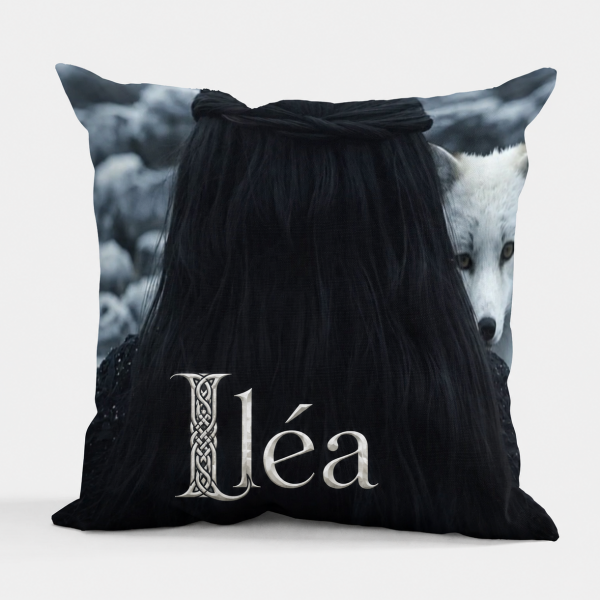 Coussin "Iléa et le loup blanc"