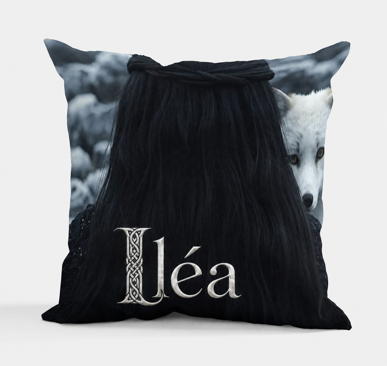 Coussin "Iléa et le loup blanc"